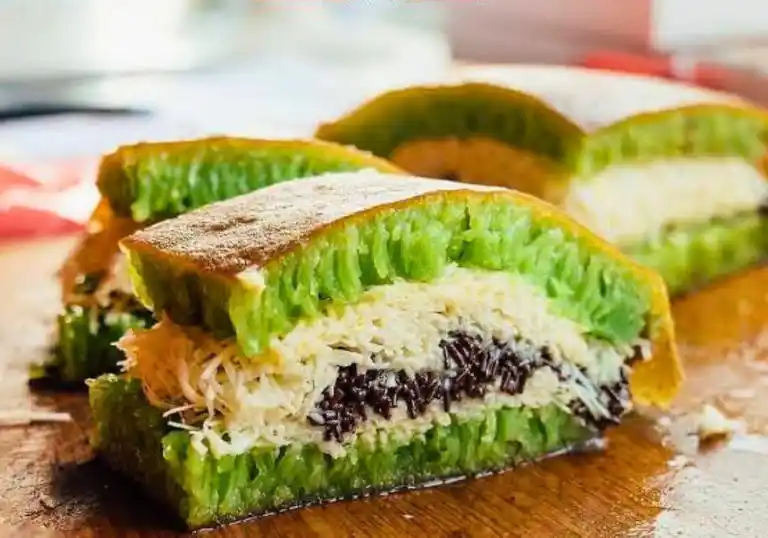 Resep Martabak Manis Rumahan yang Lembut, Bersarang, dan Harum Mentega